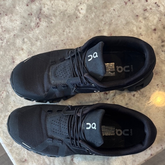 On Running Cloud 5 Black Athletic Shoes - Picture 2 of 6